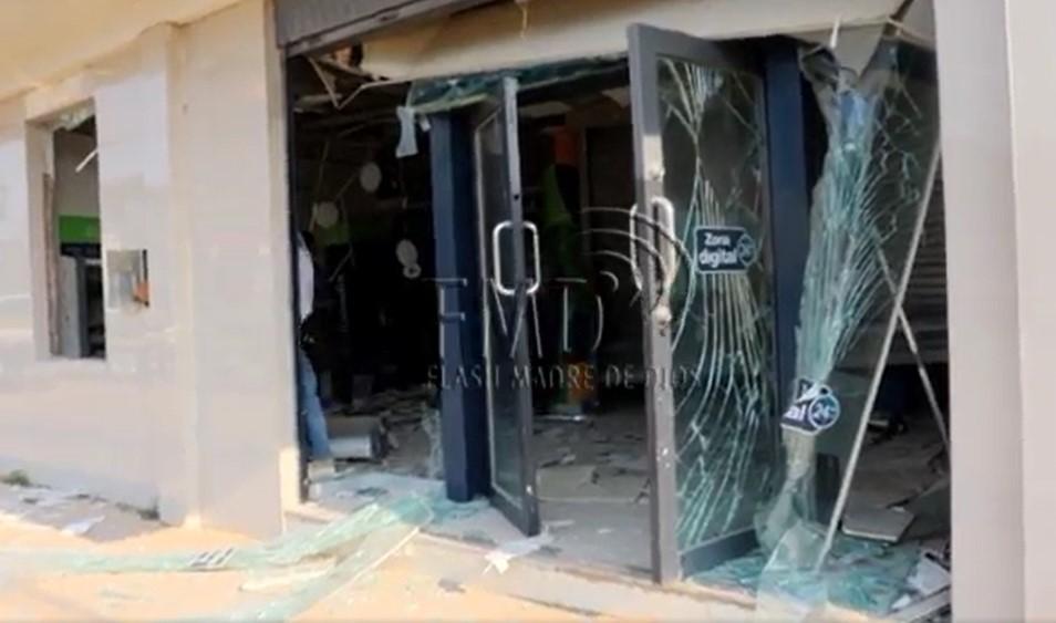 Así quedó la agencia de la Caja Arequipa tras detonar la dinamita. Imagen: Flash Madre de Dios