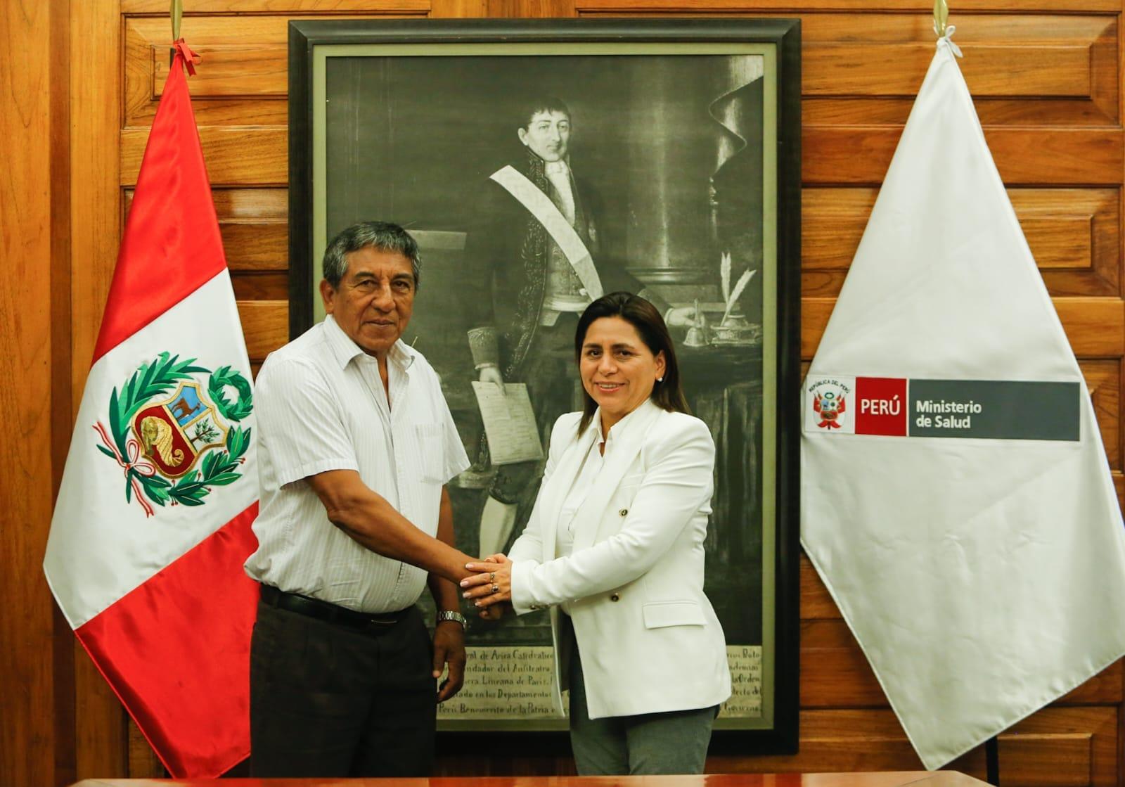 Luis Otsuka Salazar junto a la ministra de Salud. Foto: Diresa Madre de Dios